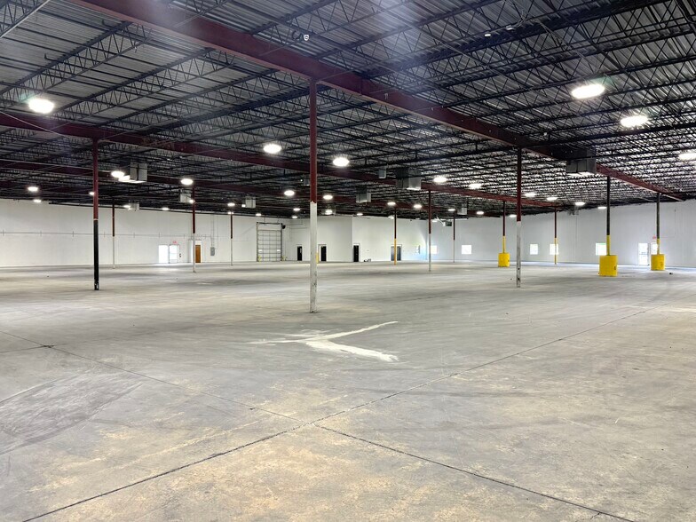More Photos Of 990-1030 Freeway Dr N, Columbus Warehouse For Lease