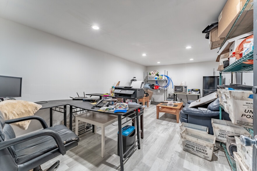 More Photos Of 5108 Lee St, Greenville Showroom For Lease
