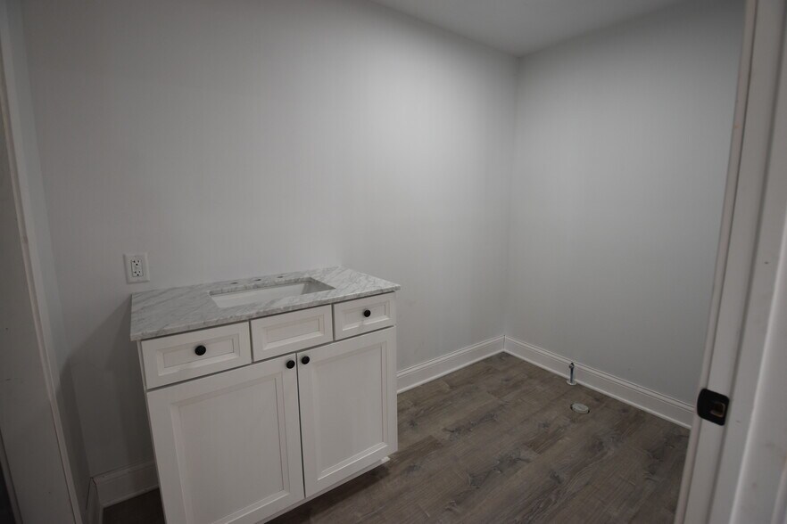 More Photos Of 1311 W Main St, Greenfield Freestanding For Lease