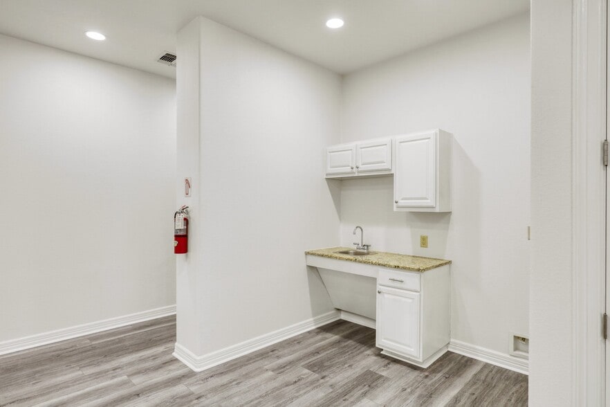 More Photos Of 5727 W I-10 Fwy, San Antonio Office For Lease