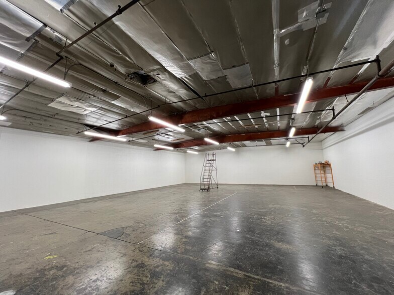 More Photos Of 5436 Cleon Ave, North Hollywood Warehouse For Lease