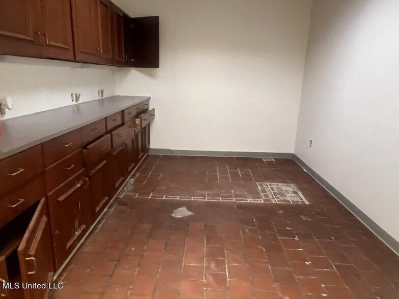 More Photos Of 114 W Market St, Greenwood Loft Creative Space For Lease