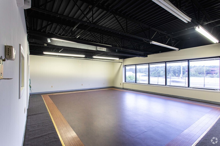 More Photos Of 8390 Terminal Rd, Lorton Flex For Lease