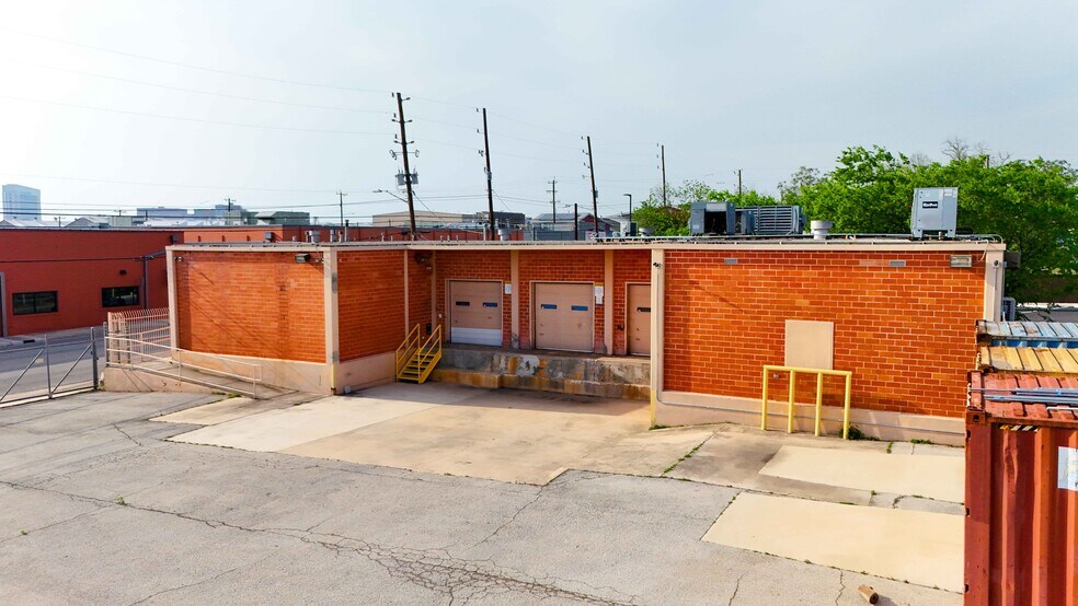 More Photos Of 1403 E Houston St, San Antonio Flex For Lease