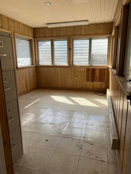 More Photos Of 1405 S Business Highway 65, Hollister Office Residential For Sale
