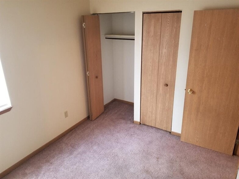 More Photos Of 1453 N 11th Ave E, Newton Apartments For Sale