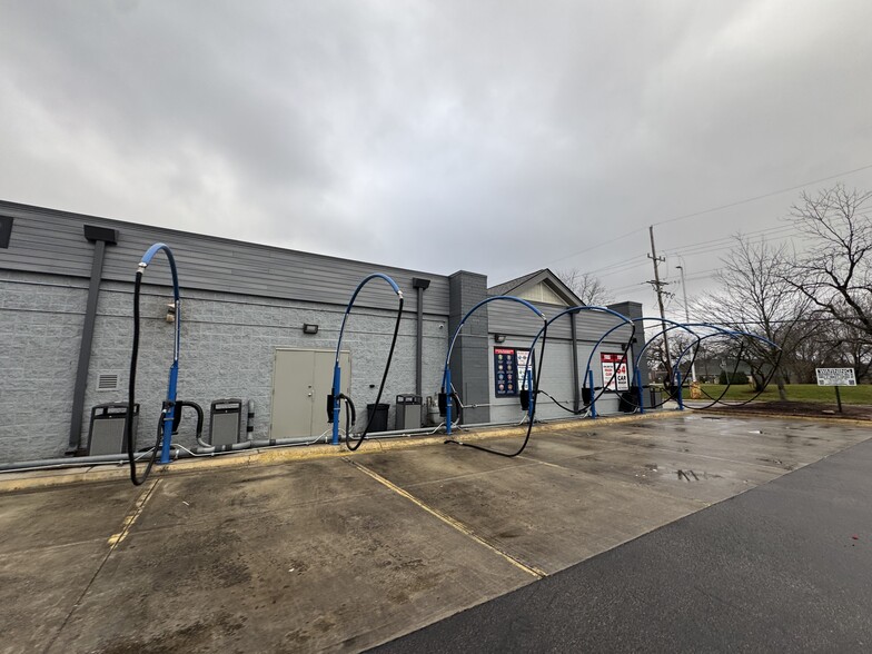 More Photos Of 4 N Barrington Rd, Streamwood Carwash For Sale