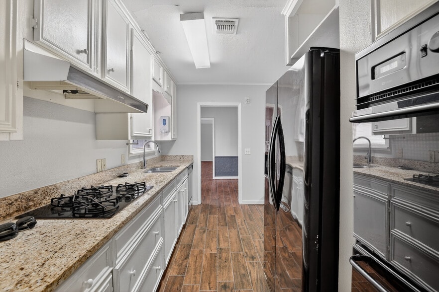 More Photos Of 5109 E 5th St, Katy Storefront Retail Office For Sale