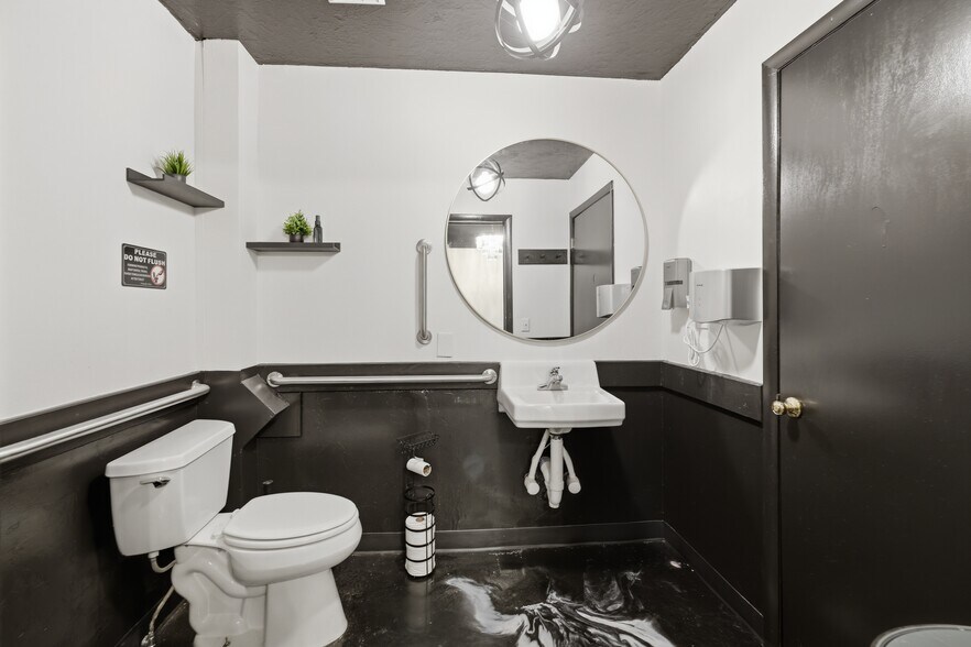 More Photos Of 716 N Orchard St, Boise Storefront For Sale