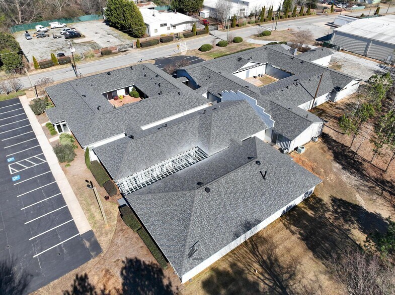 More Photos Of 1016 Everee Inn Rd, Griffin Business Park For Sale