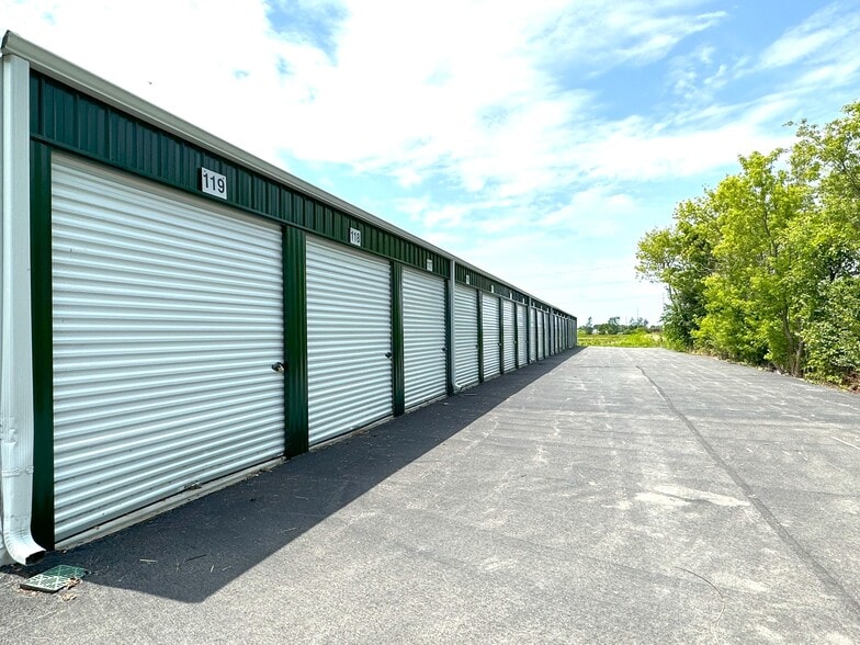 More Photos Of 1947 N Lyford Rd, Rockford Self Storage For Lease