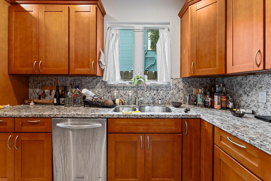 More Photos Of 74 Pearl St, Oakland Apartments For Sale