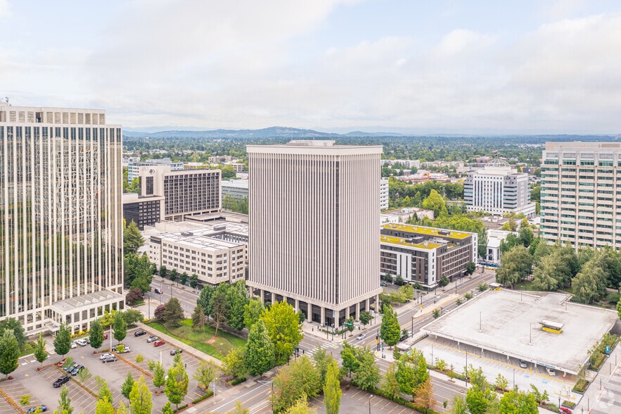 More Photos Of 700 NE Multnomah St, Portland Office For Lease