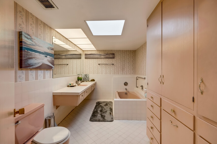 More Photos Of 2510-2512 Colby Ave, Everett Storefront Retail Office For Sale