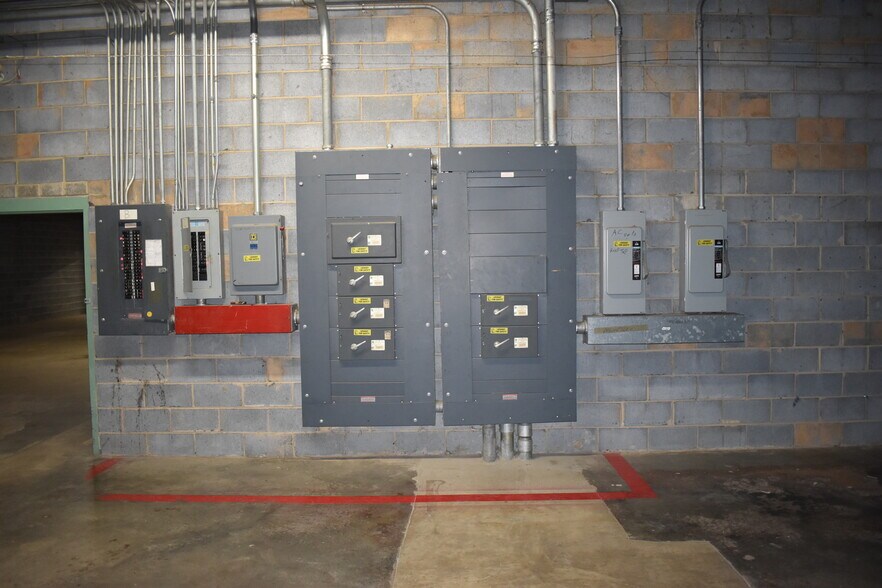 More Photos Of 1014 1st St W, Conover Warehouse For Lease