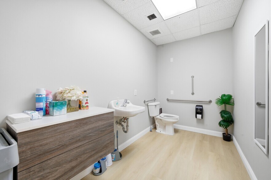 More Photos Of 55 2nd Ave, Brentwood Medical For Lease