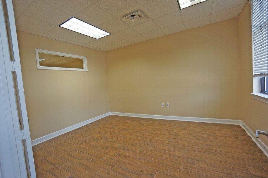 More Photos Of 12440 Emily Ct, Sugar Land Office For Lease