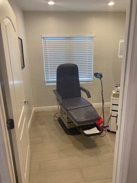 More Photos Of 4540 NW 7th St, Miami Medical For Lease