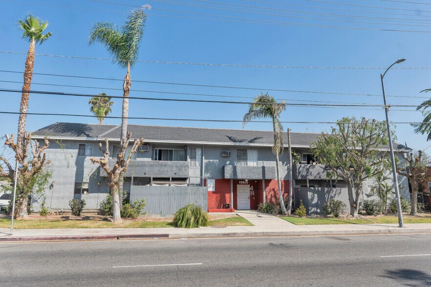 More Photos Of 13825 Vanowen St, Van Nuys Apartments For Sale