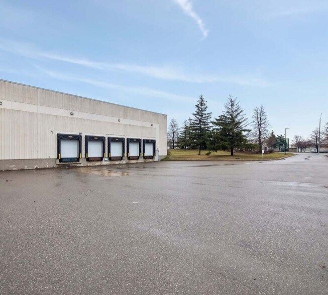 More Photos Of 2800 Matheson Blvd E, Mississauga Warehouse For Lease
