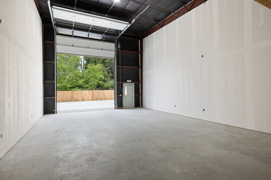 More Photos Of 17214 Huffmeister Rd, Cypress Showroom For Sale