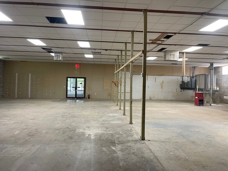 More Photos Of 2615 Brenner Dr, Dallas Distribution For Sale