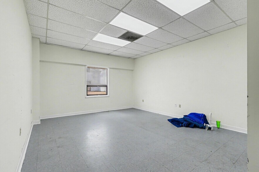 More Photos Of 1445 Cleveland Ave, East Point Showroom For Sale