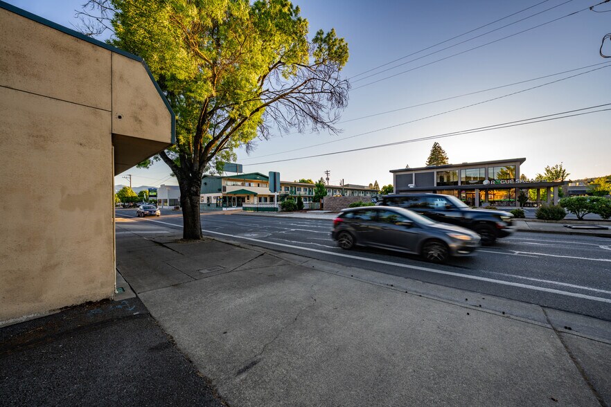 More Photos Of 735 SE 7th St, Grants Pass Office For Sale