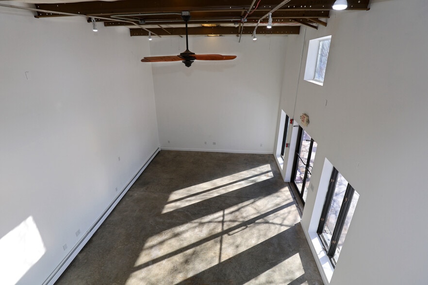 More Photos Of 9 Hanna Ln, Beacon Warehouse For Lease