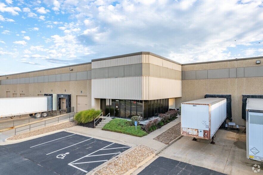 More Photos Of 10504-10630 W 79th St, Shawnee Warehouse For Lease