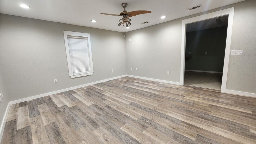 More Photos Of 6730 Mobile Hwy, Pensacola Office For Lease