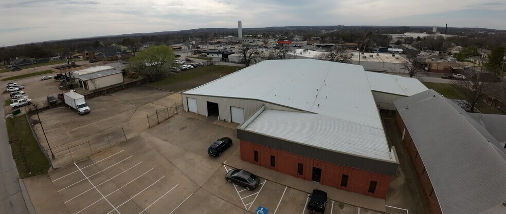More Photos Of 710 S Adams St, Sapulpa Distribution For Sale