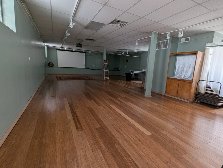 More Photos Of 3936 Broadway Rd, Kansas City General Retail For Sale