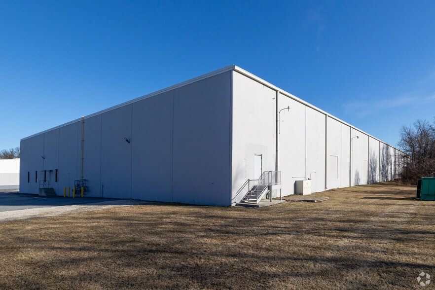 More Photos Of 8933-8965 Yellow Brick Rd, Rosedale Warehouse For Lease