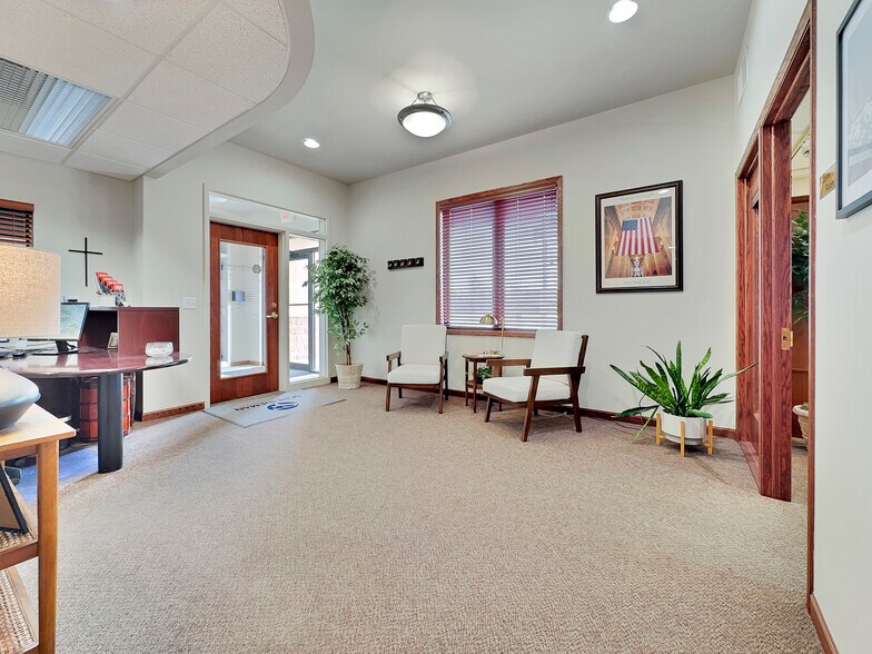 More Photos Of 808 4th St NE, Hampton Office For Sale
