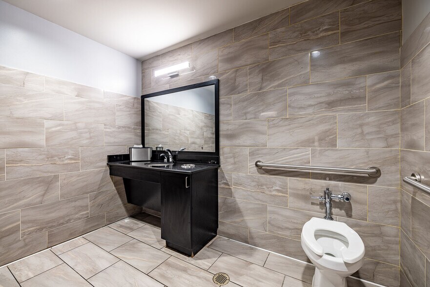 More Photos Of 125 E Main St, Rochester Hotel For Lease