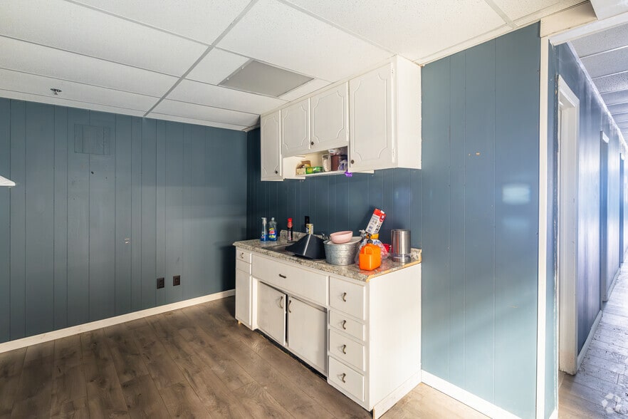 More Photos Of 1415 S Elm St, High Point Warehouse For Sale