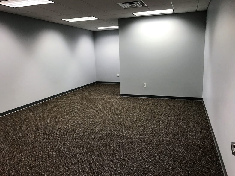 More Photos Of 7330 W 33rd St, Wichita Flex For Lease