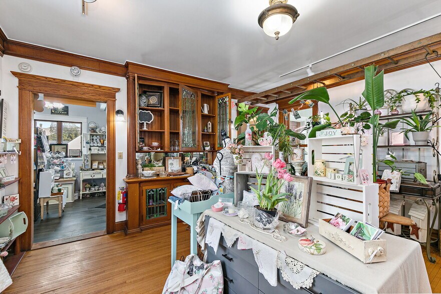 More Photos Of 303 N Main St, Elburn General Retail For Sale