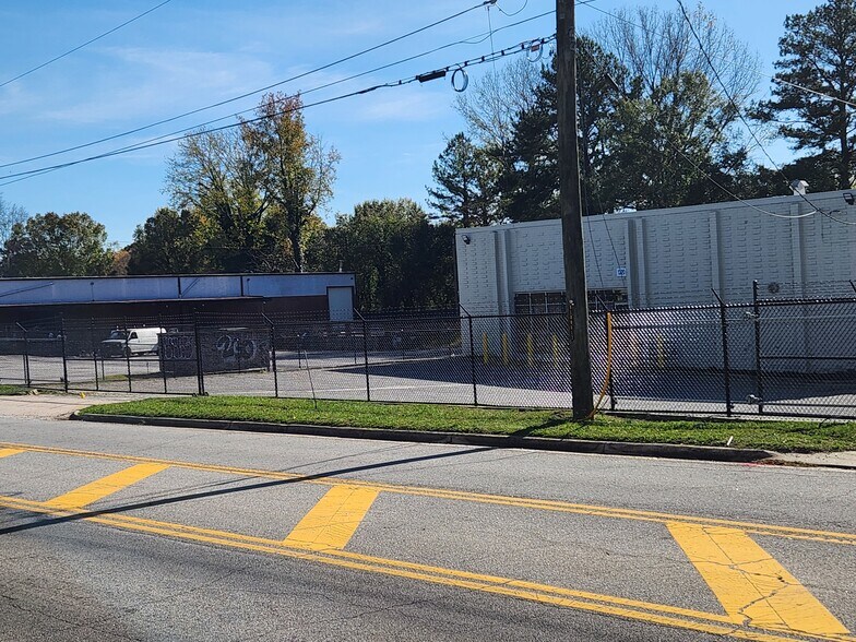 More Photos Of 1320 White St SW, Atlanta Showroom For Lease