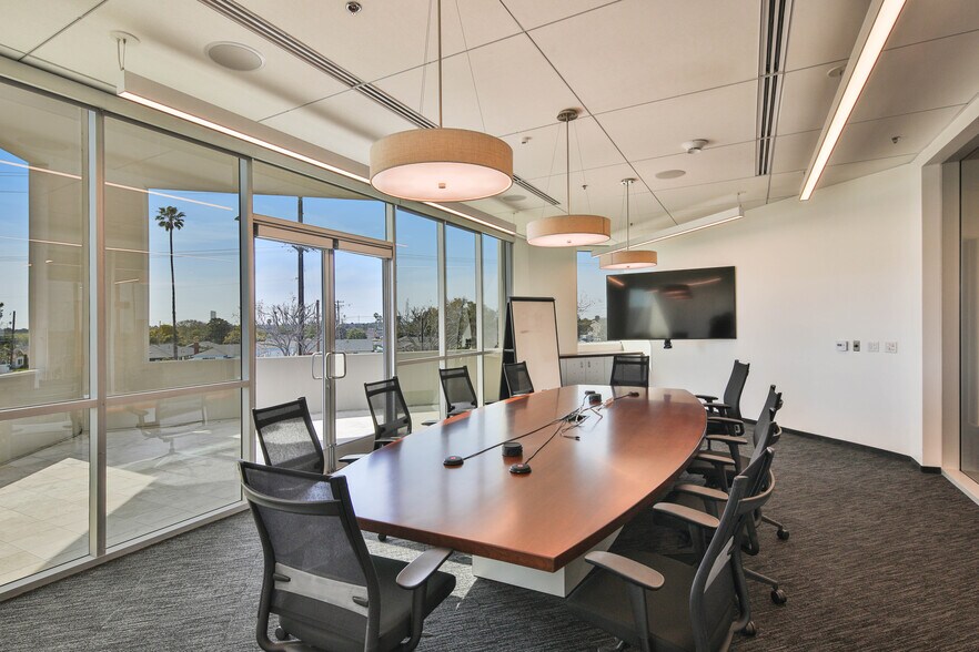 More Photos Of 18500 Crenshaw Blvd, Torrance Warehouse For Sale