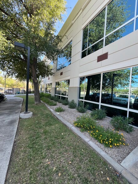 More Photos Of 5701 W Talavi Blvd, Glendale Office For Lease