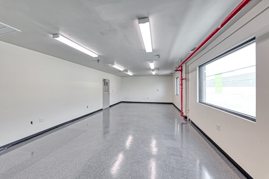 More Photos Of 190 S 4th St, Henderson Manufacturing For Lease