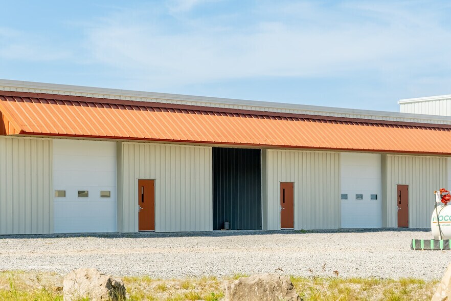 More Photos Of 50 Airpark Dr, Rochester Light Manufacturing For Lease