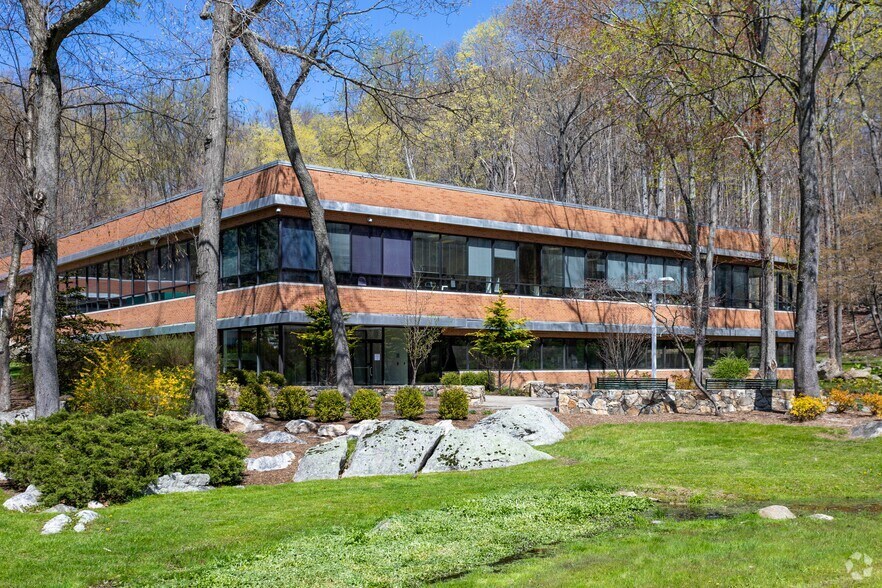 More Photos Of 28 Kaysal Ct, Armonk Office For Lease