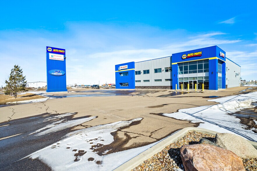 More Photos Of 5267 67 Av, Lloydminster Warehouse For Lease