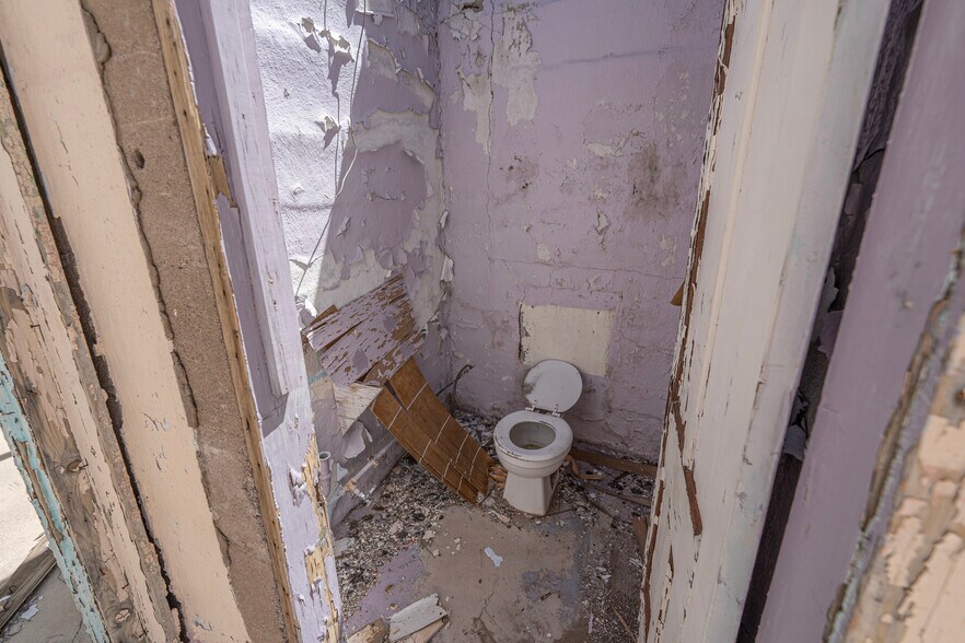 More Photos Of 232 E Beale St, Kingman Storefront For Sale