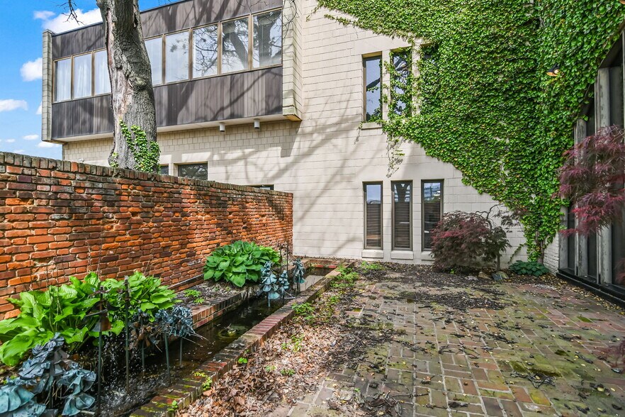 More Photos Of 227 E Adams St, Springfield Flex For Sale