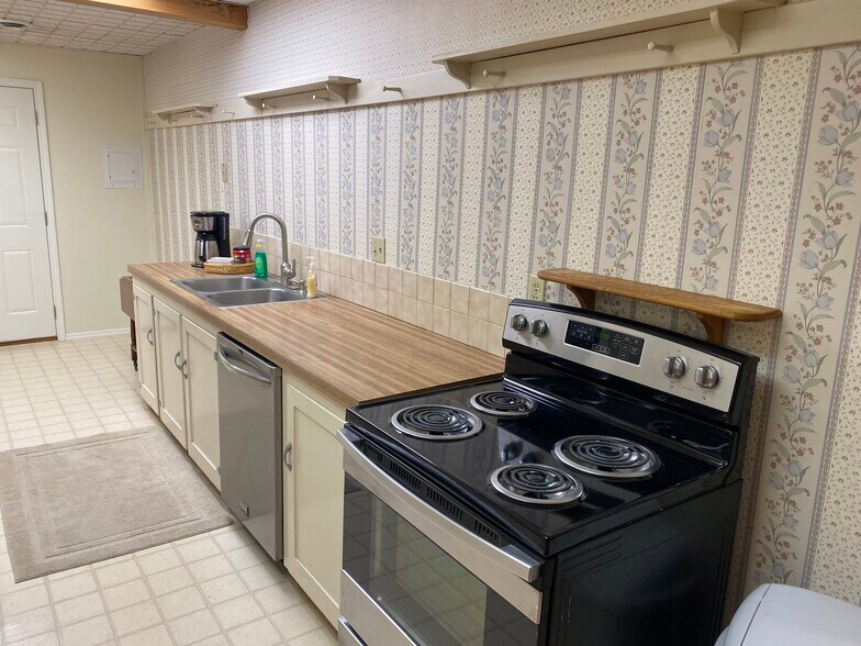 More Photos Of 102 N Fowler St, Meade Office For Sale