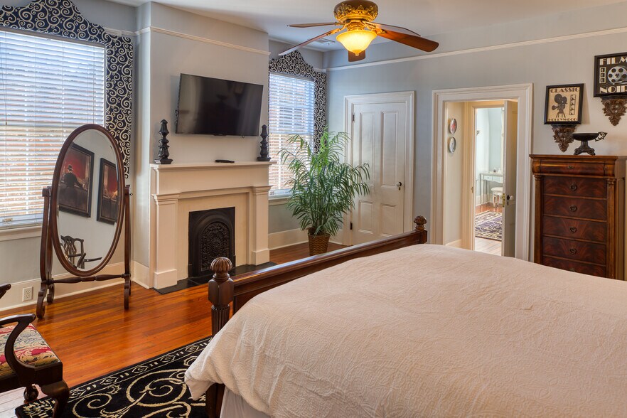 More Photos Of 14 E Taylor St, Savannah Specialty For Sale